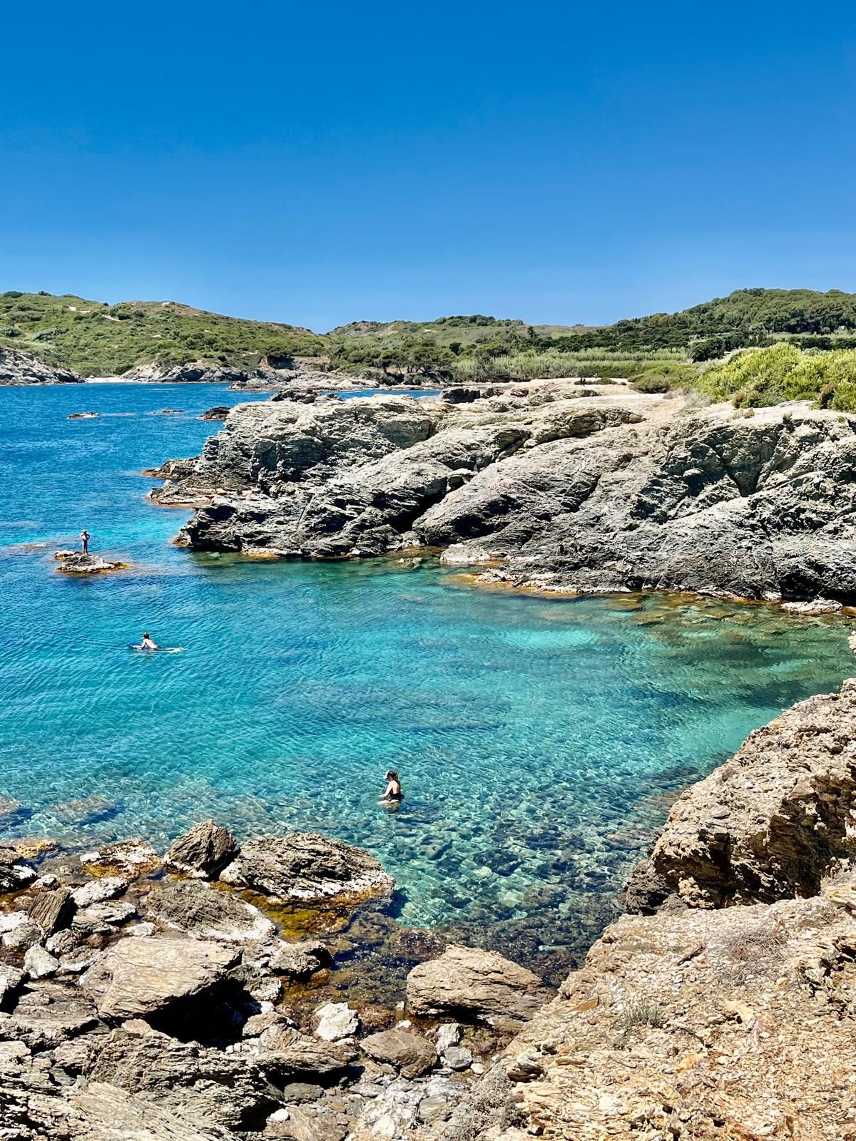 Crique aux eaux turquoise entre les rochers, sur le littoral varois